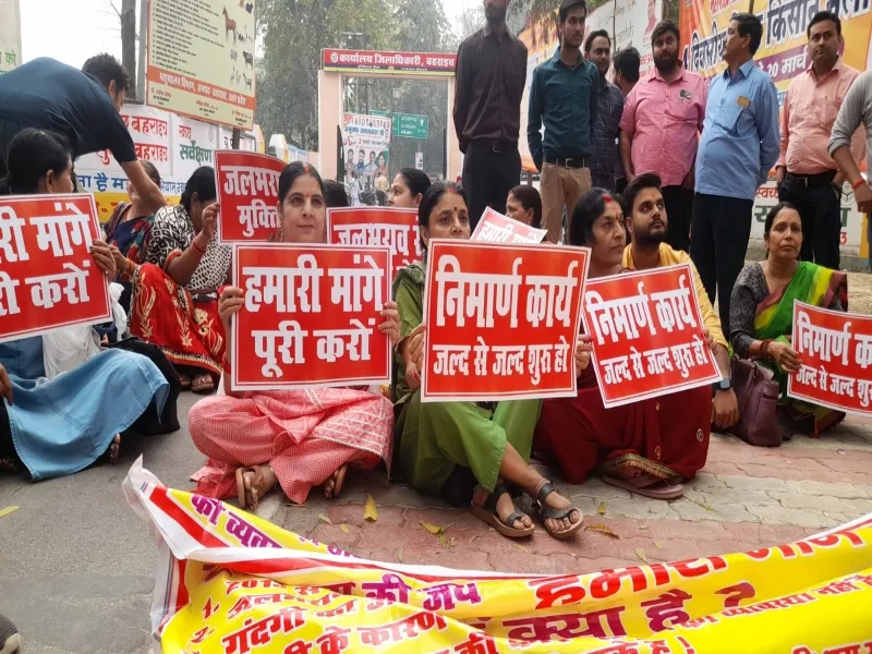 बहराइच : 10 वर्षों से जलभराव की समस्या से परेशान लोगों ने किया प्रदर्शन