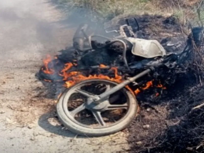 बहराइच : चलती बाइक बनी आग का गोला, बाल बाल बचा सवार