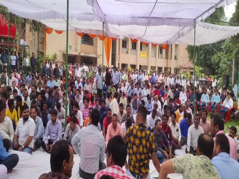 लखनऊ : 1300 से अधिक की गई नौकरी, कई कर्मचारियों पर हुई एफआईआर, क्या मंत्री के अल्टीमेटम से पीछे हटेंगे बिजलीकर्मी !