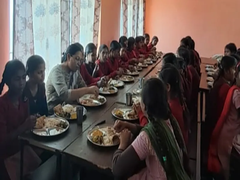 हरदोई : अपनों की तरह छात्राओं के बीच पहुंची बीएसए