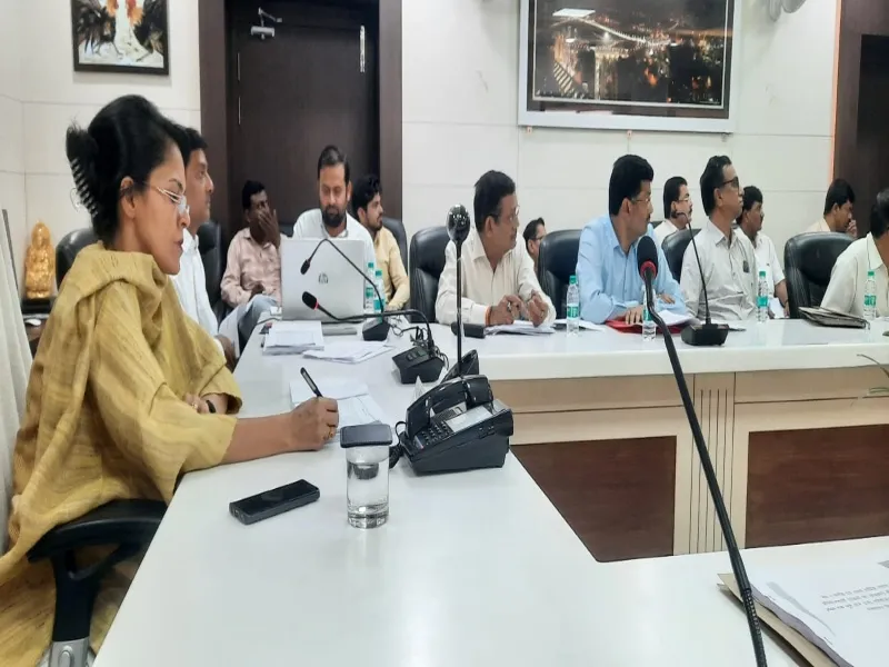 लखनऊ : सीतापुर के विकास में लापरवाही, प्रतिकूल प्रविष्टि 