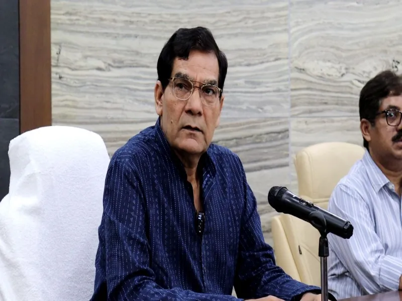 यूपी : हड़ताल पर बैठे 22 बिजलीकर्मियों पर लगाया गया एस्मा, मंत्री ने दी आउटसोर्सिंग कर्मचारियों को 4 घंटे की मोहलत