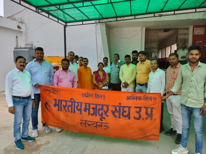 लखनऊ : राष्ट्रीय स्वास्थ्य मिशन के संविदाकर्मियों ने डीएम को सौंपा ज्ञापन, 12 सूत्रीय मांगों को लेकर आंदोलन की तैयारी