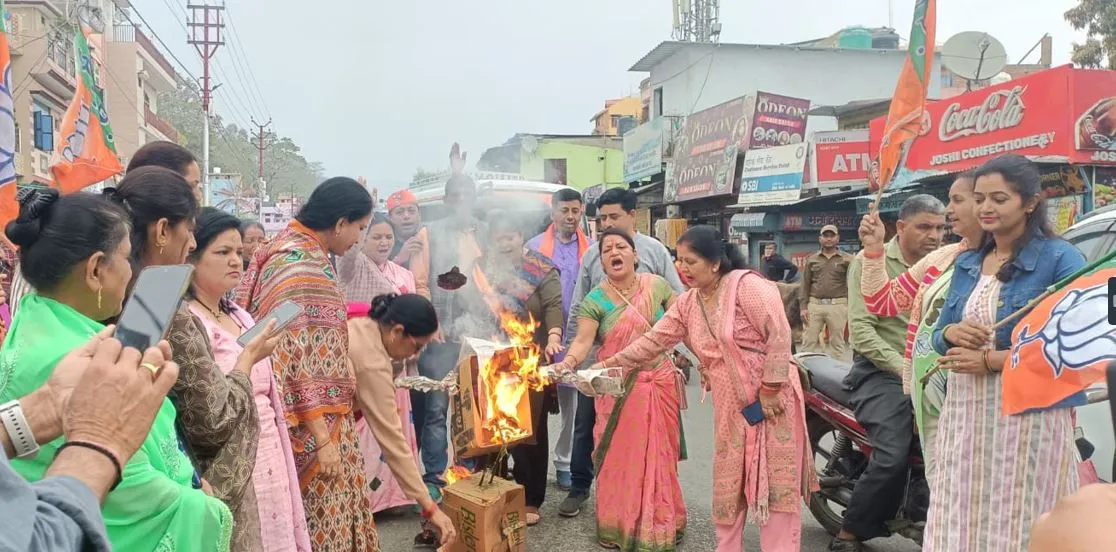 रामनगरः गुस्साईं भाजपा महिला मोर्चा ने कांग्रेस का फूंका पुतला