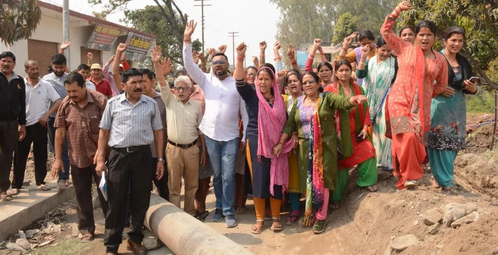 हल्द्वानीः पेयजल लाइन कार्य में लापरवाही का आरोप लगाकर लोगों ने किया प्रदर्शन