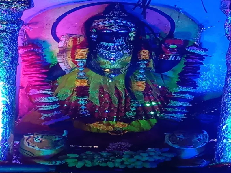 प्रयागराज : चैत्र नवरात्रि के पहले दिन मंदिरों में उमड़ी श्रद्धालुओं की भीड़      