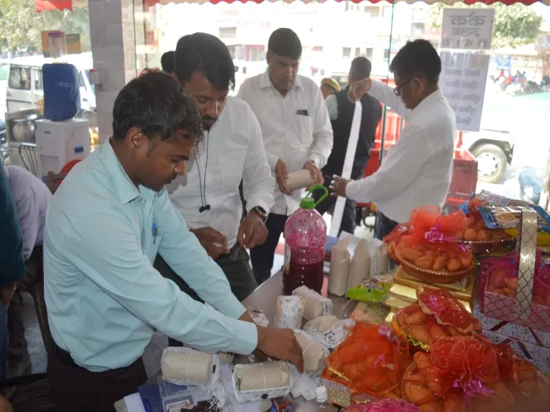 अयोध्या : खाद्य सुरक्षा औषधि प्रशासन विभाग का दुकानों पर छापा, गोसाईंगंज में एजेंसी सीज