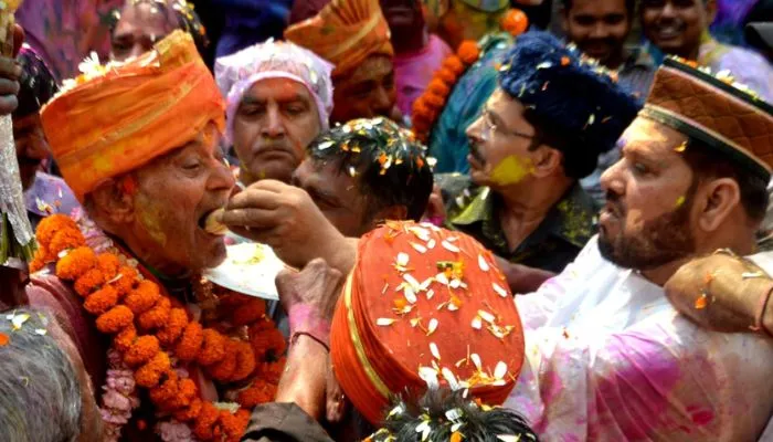 मुस्लिम समुदाय के लोगों ने लड्डू खिलाया।