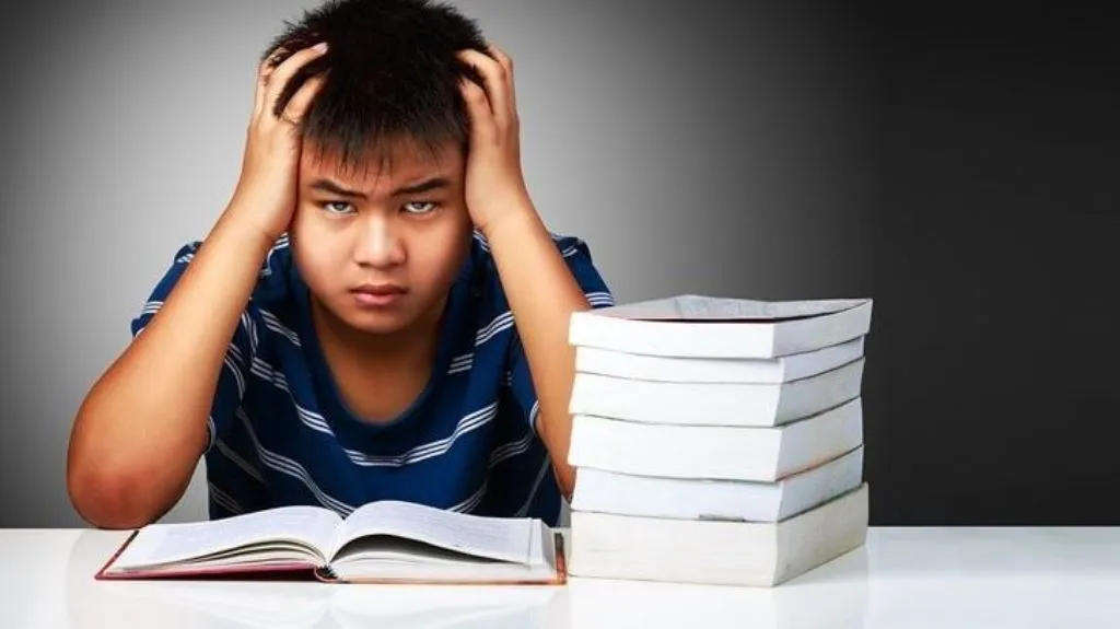 बच्चे का पढ़ाई में नहीं लगता है मन, कराएं ये योगासन