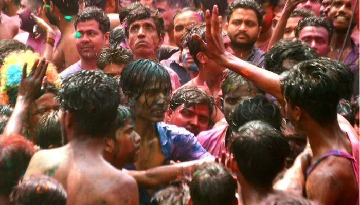 रंग खेलने के बाद डांस करते होलियारे।  (1)