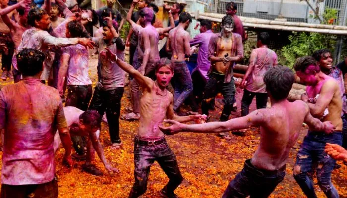 रंग खेलने के बाद डांस करते होलियारे। 