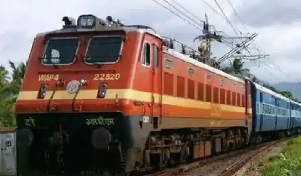 बरेली: ट्रेन के गेट पर बैठे युवक को आई नींद की झपकी, गिरकर हुआ घायल