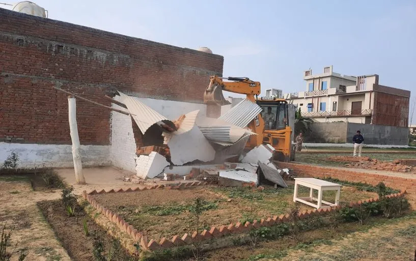 बरेली: बड़े बिल्डरों की कॉलोनियों पर बीडीए की कार्रवाई, बुलडोजर चलाकर किया ध्वस्त 