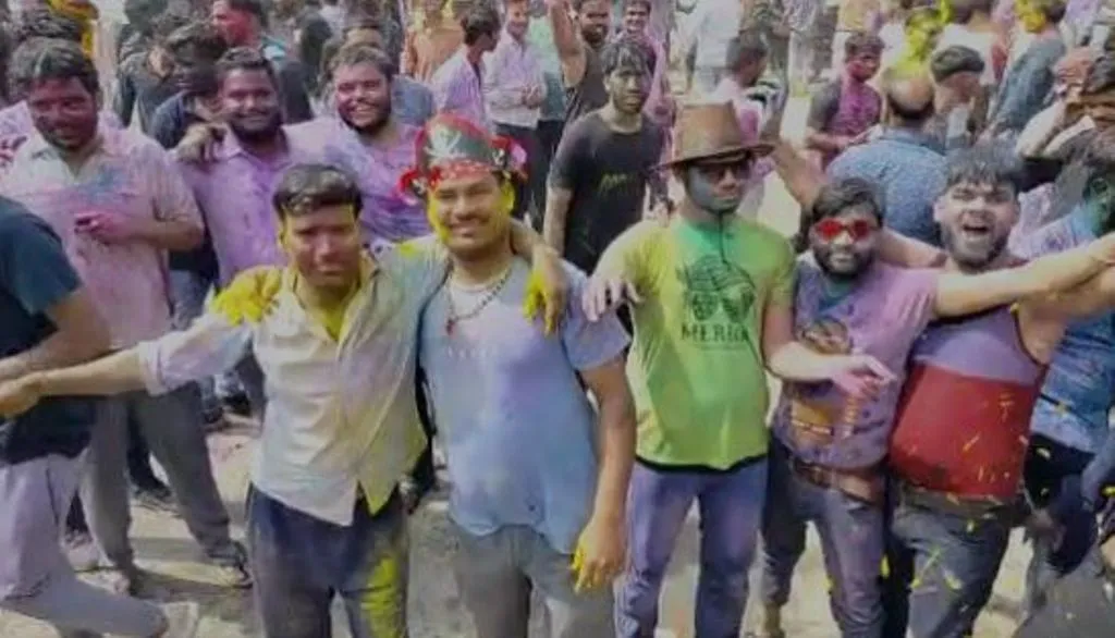 बरेली: ऐतिहासिक राम बारात में हुरियारों की हुड़दंग, कोई कैप लगाकर बना माइकल जैक्सन तो किसी ने फाड़ा कुर्ता