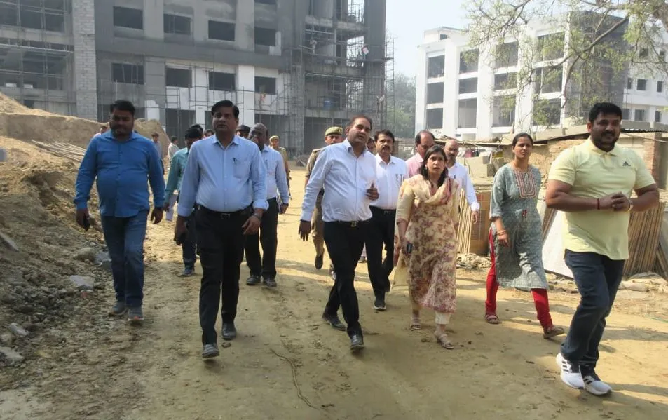 बरेली: मंडलायुक्त ने किया निरीक्षण, अर्बन हॉट को 15 अप्रैल तक पूरा करने की दी चेतावनी