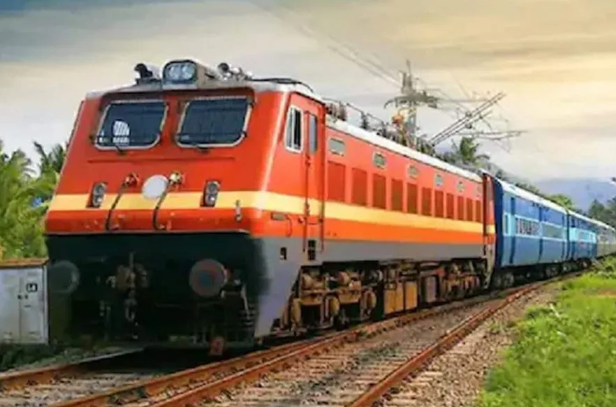 बरेली: सीबीगंज स्टेशन से पहले चलती ट्रेन पर पथराव, मची खलबली