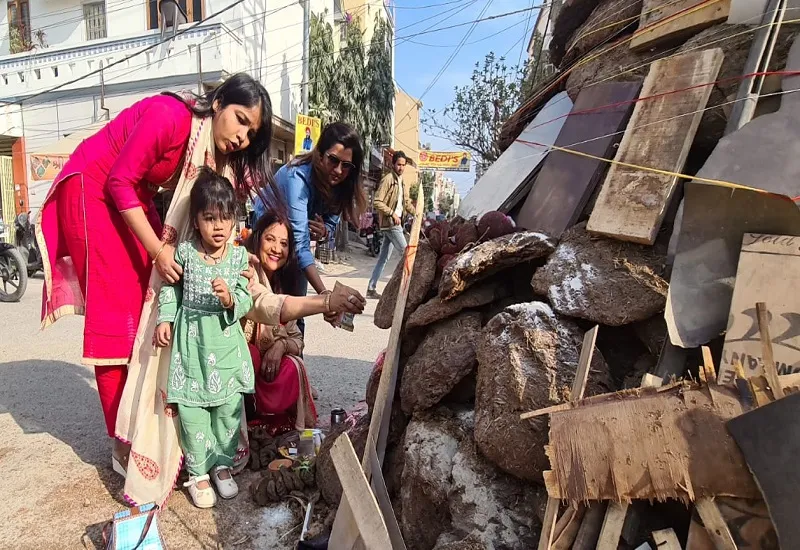 मुरादाबाद : हवन कुंड में आहुति देकर होली पर की अमन शांति की कामना 