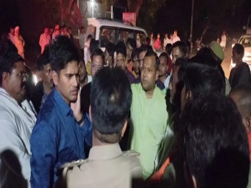 रायबरेली : प्रशासन के विरुद्ध धरने पर बैठे स्मृति ईरानी के संसदीय क्षेत्र के विधायक 