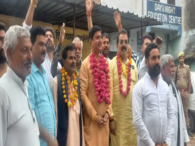 रायबरेली : अखिलेश के रायबरेली आने से पहले सपा के साथ खड़े हुए भाजपाई 