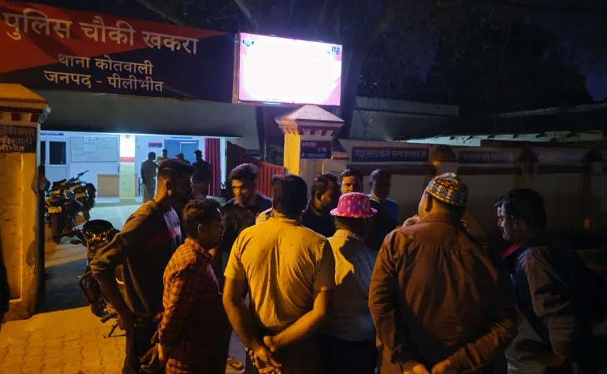 पीलीभीत: निजी बस से क्षतिग्रस्त हुई होलिका दहन स्थल की सजावट, हड़कंप