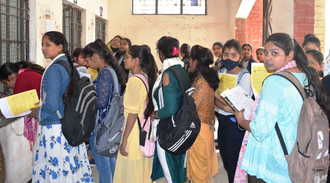 MJPRU: फार्म जमा करने को जुटी भीड़, आज अंतिम मौका