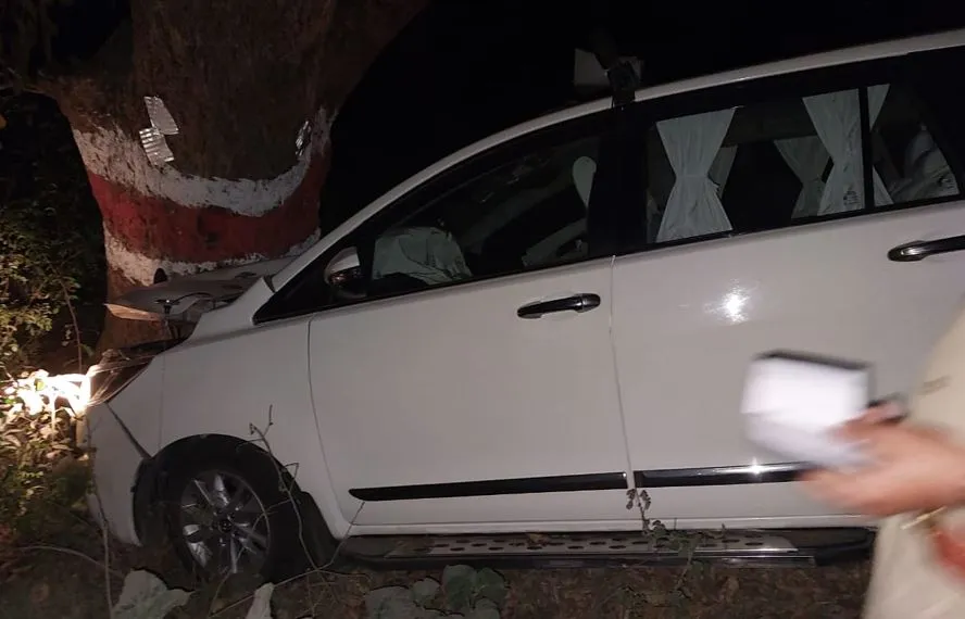 पीलीभीत: बाइक की टक्कर के बाद डीएम की कार पेड़ में घुसी, कई घायल