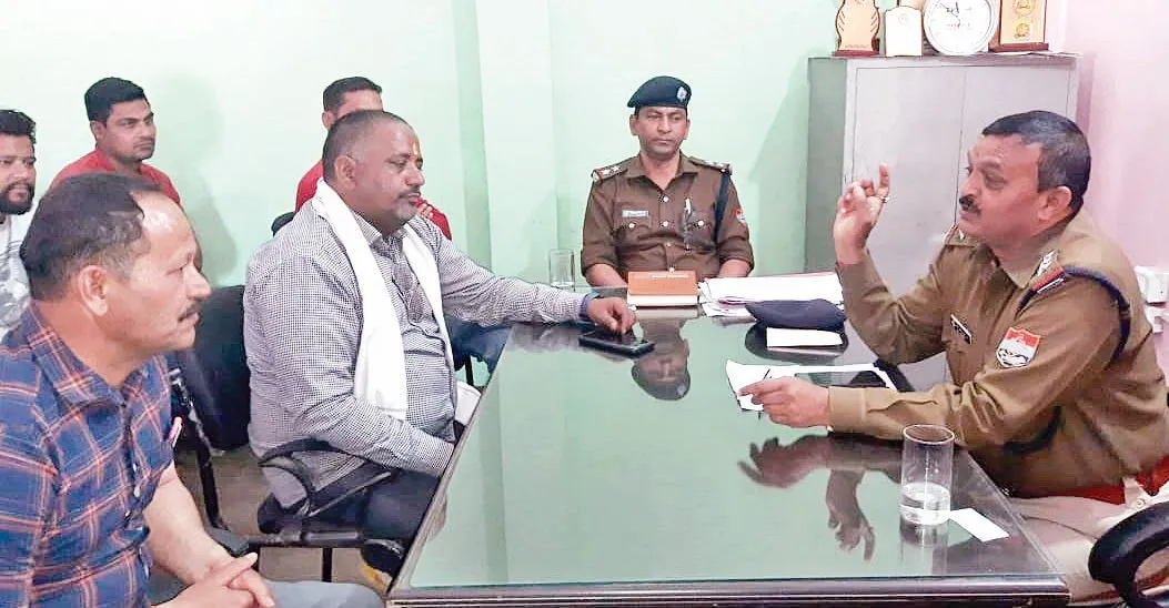 लालकुआंः हाईवे से टेंट हटाने व ओवरलोड वाहनों को न रोकने के दिए निर्देश