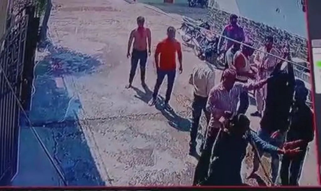 बरेली: दो पक्षों में जमकर चले लाठी-डंडे, वीडियो सोशल मीडिया पर वायरल 