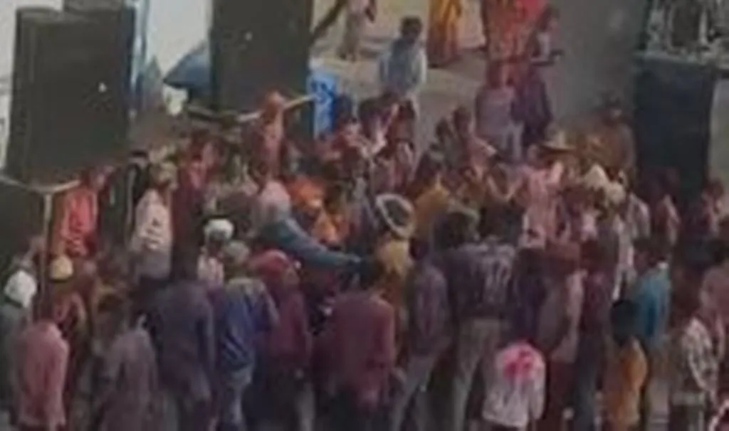 पीलीभीत: होली पर सिख समुदाय के युवक को पगड़ी उतारकर पीटा, वीडियो वायरल 