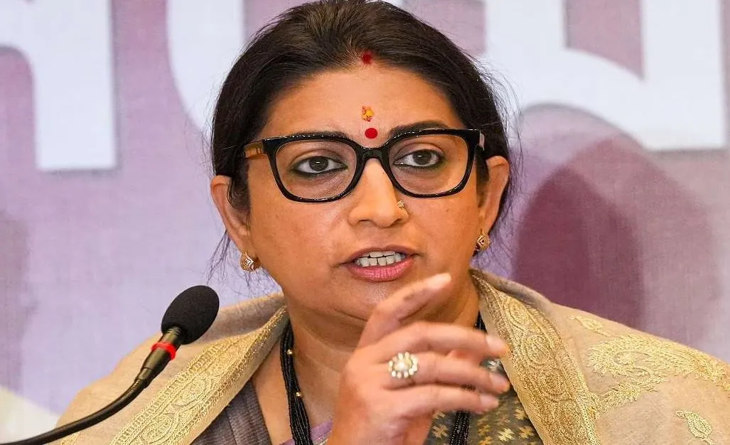 लोकतंत्र खतरे में नहीं, राहुल के कारण कांग्रेस ‘राजनीतिक तबाही’ की ओर: स्मृति ईरानी 