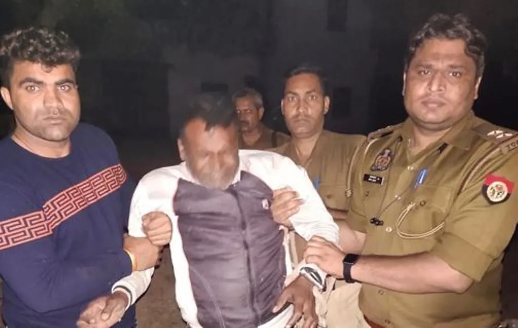 मथुरा: माल बरामदगी के दौरान शातिर बदमाश ने पुलिस पर झोंका फायर