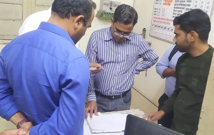 शाहजहांपुर: एडीआरएम ने की विश्रामालय और पावर केबिन के रजिस्ट्रारों की जांच 