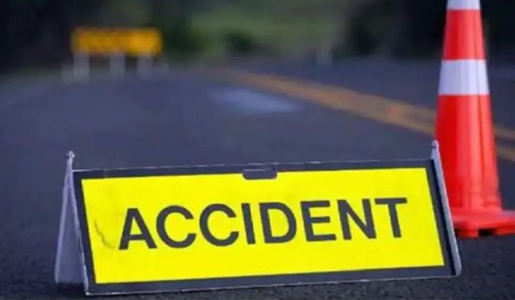 बस ने ट्रैक्टर-ट्रॉली को मारी टक्कर, दो लोगों की मौत, 19 घायल 