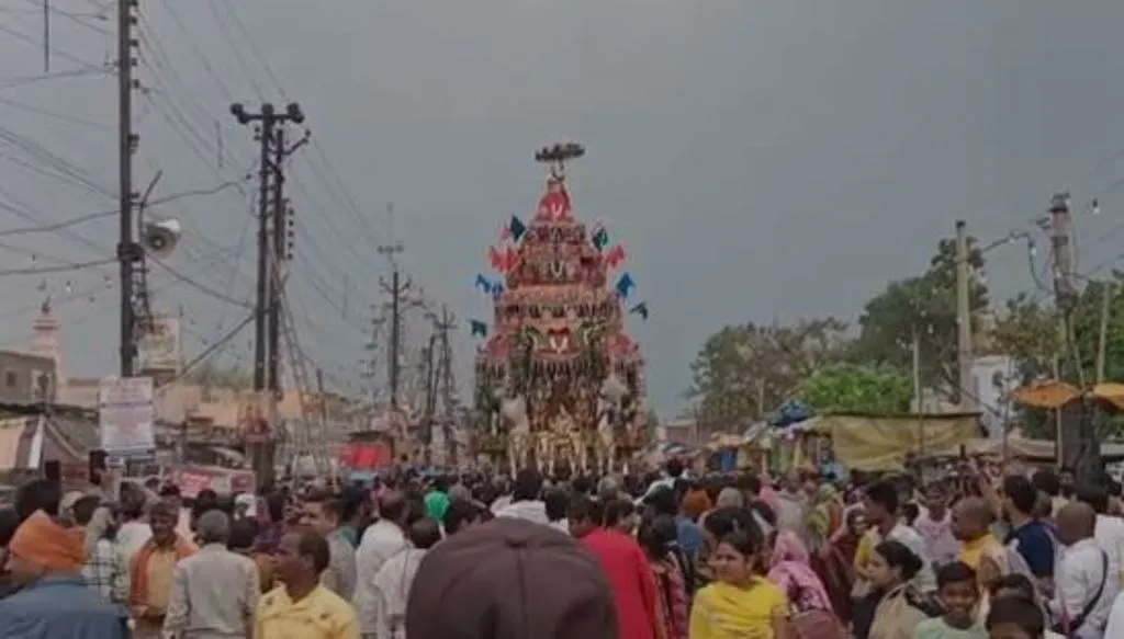 मथुरा: 60 फीट ऊंचे रथ पर सवार होकर निकले ठाकुर गोदा रंगमन्नार, भक्तों का उमड़ा सैलाब 