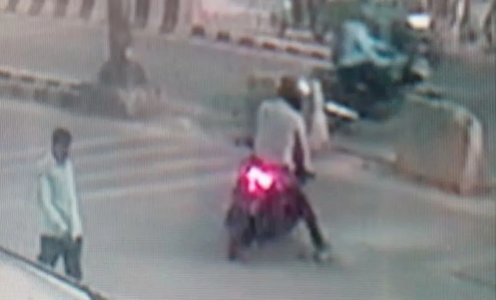 बरेली: ई-रिक्शा में बैठे शख्स की जेब से जेबकतरे ने उड़ाए एक लाख रुपए, घटना CCTV में कैद
