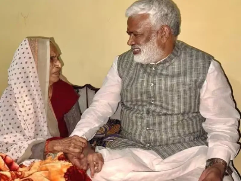 मिर्जापुर : स्वतंत्र देव सिंह की मां का निधन, नेताओं ने जताया शोक