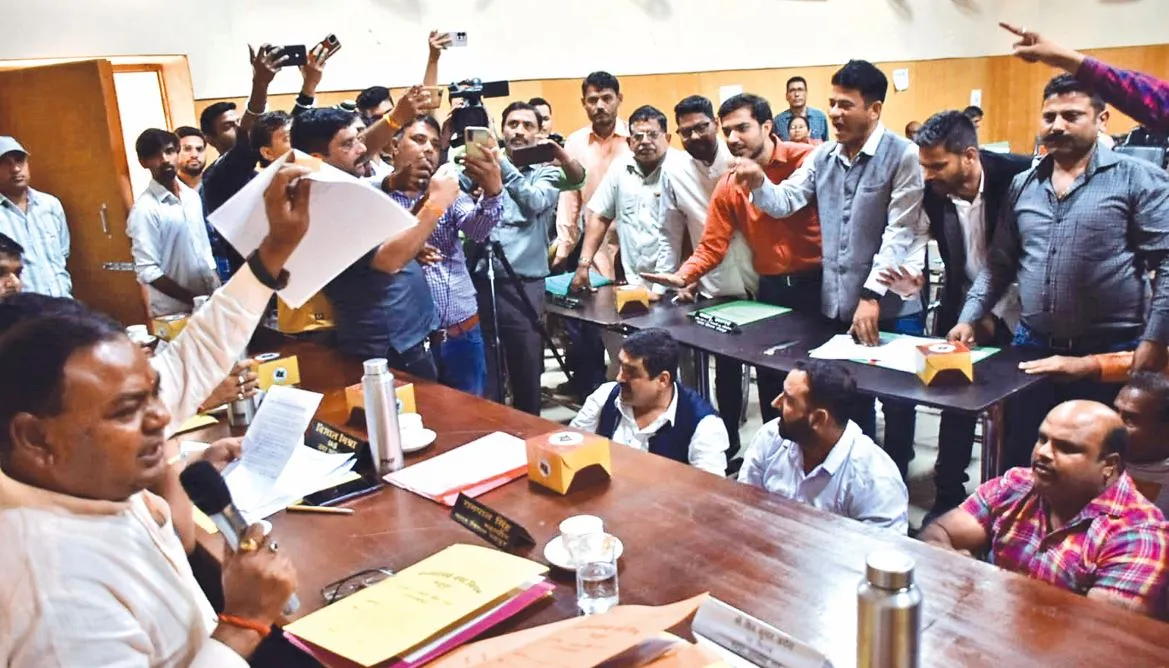 रुद्रपुरः टेंडर को लेकर नगर निगम की बोर्ड बैठक में हंगामा