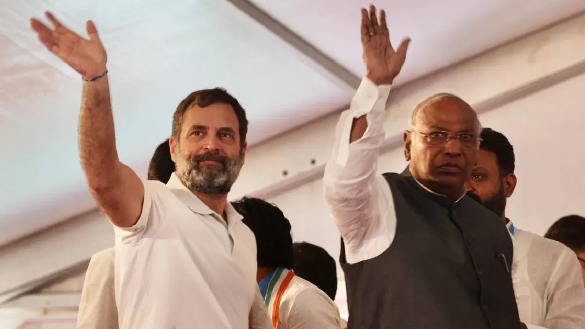 मल्लिकार्जुन खडगे और राहुल गांधी ने कहा- कर्नाटक में हर माह देंगे तीन हजार रूपये बेरोजगारी भत्ता 