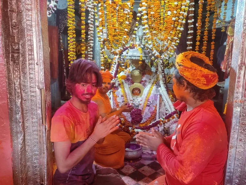 अयोध्या : हनुमानगढ़ी के नागा साधुओं ने खेली होली