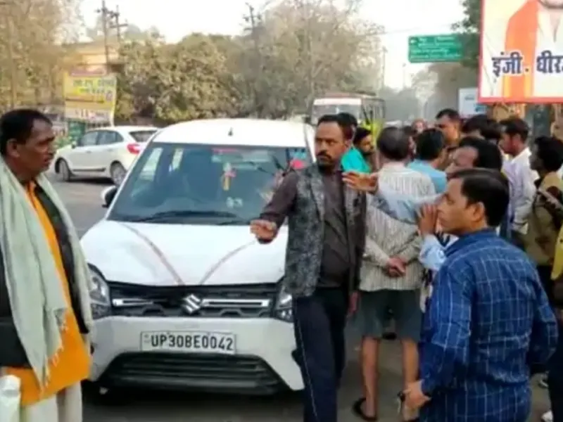 हरदोई : सिपाहियों ने पति-पत्नी को बीच चौराहे पर पीटा 