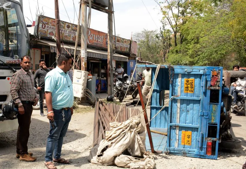 हल्द्वानीः सीएम के आदेश पर भी नहीं भरे गड्ढे, बीच सड़क पर पलटा छोटा हाथी