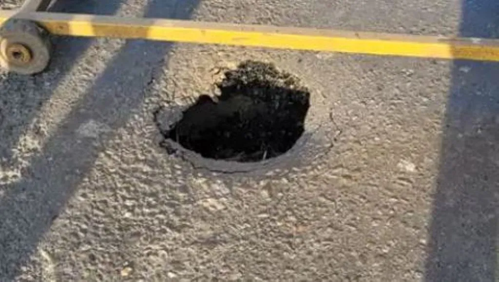 पीलीभीत: ओवरब्रिज में हुआ होल तो दौड़ पड़े अफसर, हादसे को देखते हुए लगाया गया बैरियर