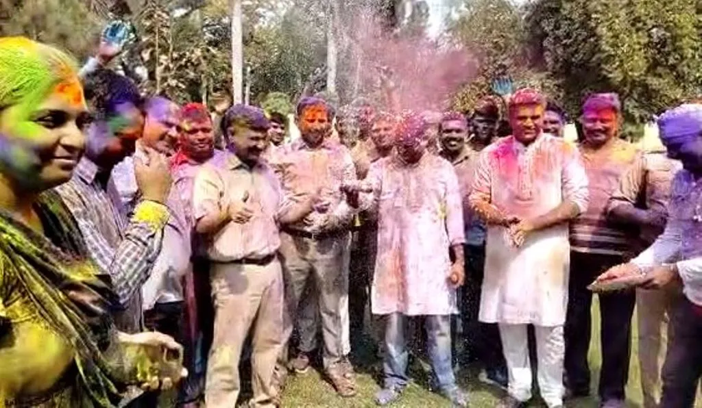 बरेली: एसएसपी आवास पर पुलिस अधिकारियों ने अपने मातहतों के साथ खेली होली