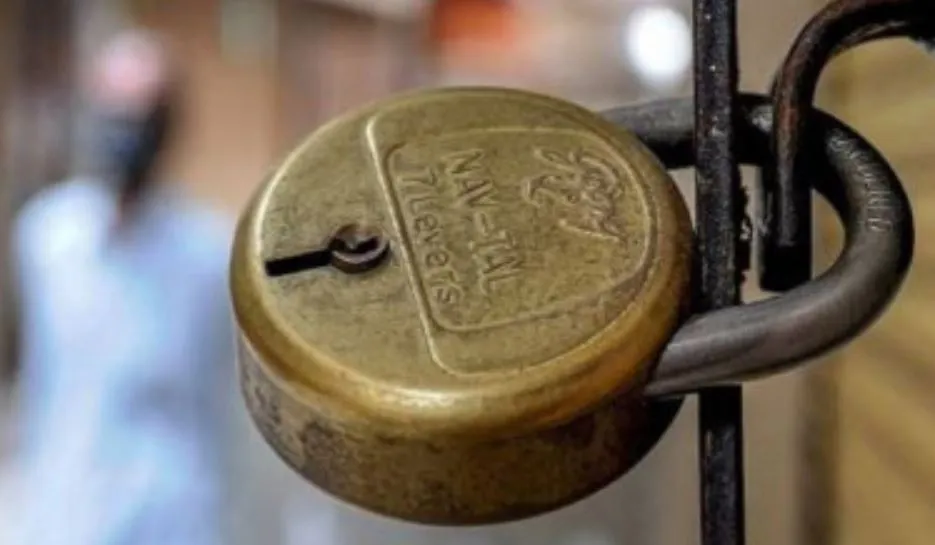 बरेली: पूर्व राजस्व अधिकारी ने किराए की तीन दुकानों में करा दिया निर्माण, अब हुईं सील