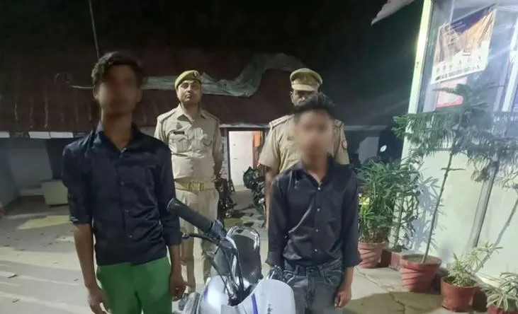 बरेली: मोबाइल छीन कर भाग रहे बाइक सवार दो लुटेरों को राहगीरों ने पकड़कर पुलिस को सौंपा