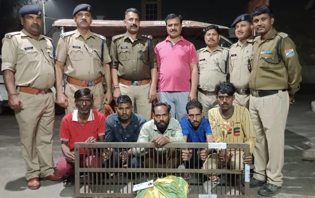 बरेली: आरपीएफ ने रेल संपत्ति चोरी करने वाले पांच चोरों को किया गिरफ्तार