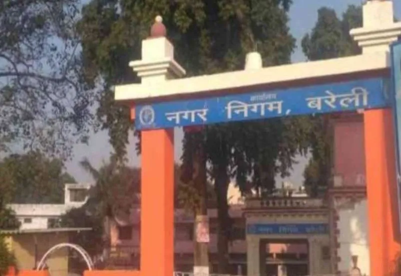 बरेली: बंडिया में टैक्स बिल नहीं बांटे, सील करने पहुंच गई निगम की टीम