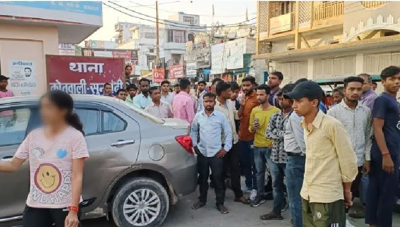 पीलीभीत: गैंगरेप के मुकदमे में आरोपी युवती ने थाना गेट पर गर्दन पर चलाया ब्लेड, जमकर हंगामा 