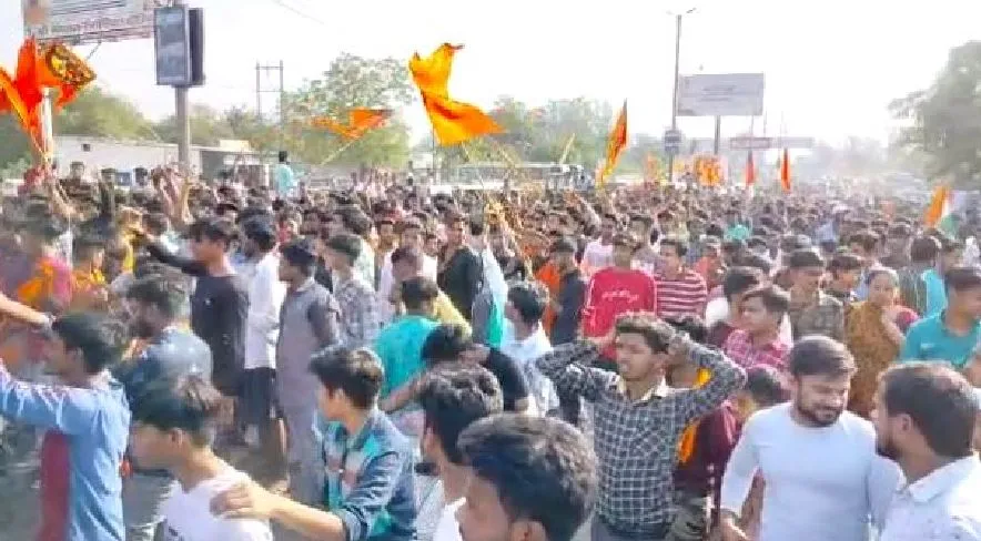 बरेली: भगवान श्रीराम की शोभा यात्रा में डीजे पर झूमे भक्त, लगे जय श्रीराम के जयकारे