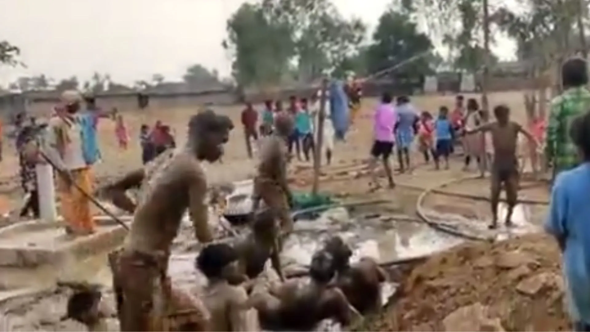 VIDEO : यहां कीचड़ में नाचकर करते हैं बारातियों का स्वागत, बेहद अनोखी है ये परंपरा